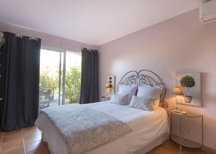 فندق مبيت وإفطار La Bastide Du Bouchou 4*